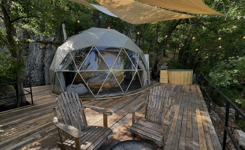 This Treehouse-Style Glamp in Lebanon Lets You Sleep Among the Pines