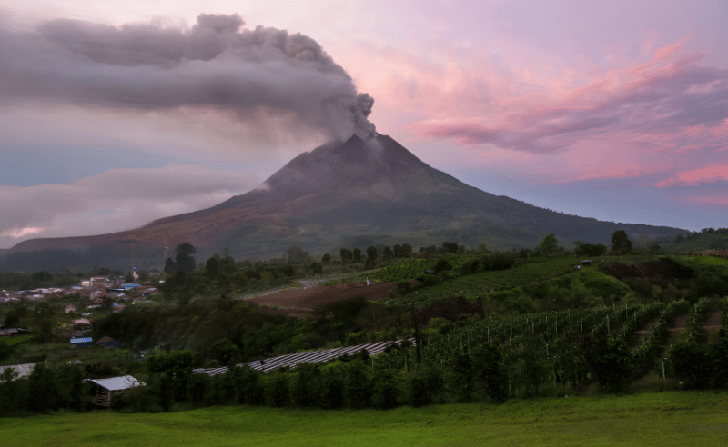 Volcanic Eruption Disrupts Dubai & Abu Dhabi Flights to Jakarta
