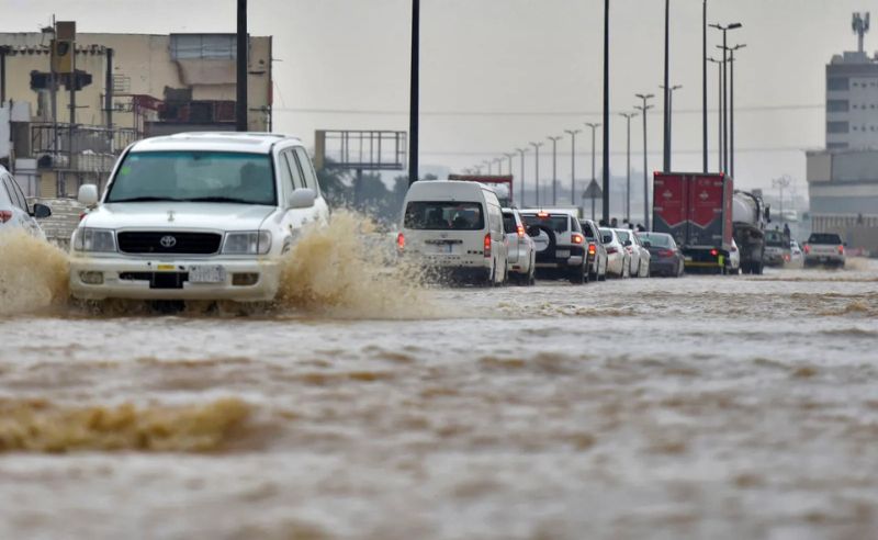 Thunderstorms, Flash Floods & Hail Hit Six Saudi Regions