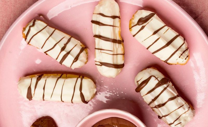 This Online Dessert Shop Serves Their Pastries in Baby Pink Platters