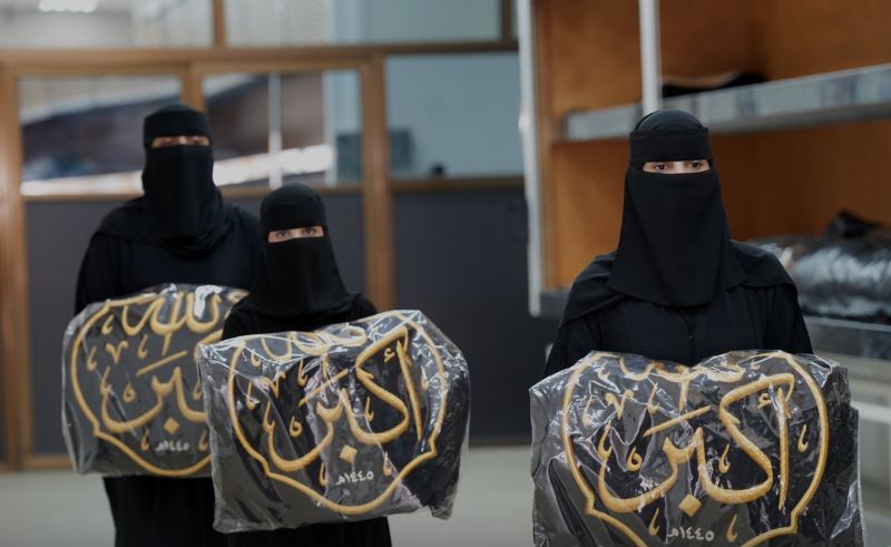 Women Take Part in Changing of Kaaba Kiswa for First Time