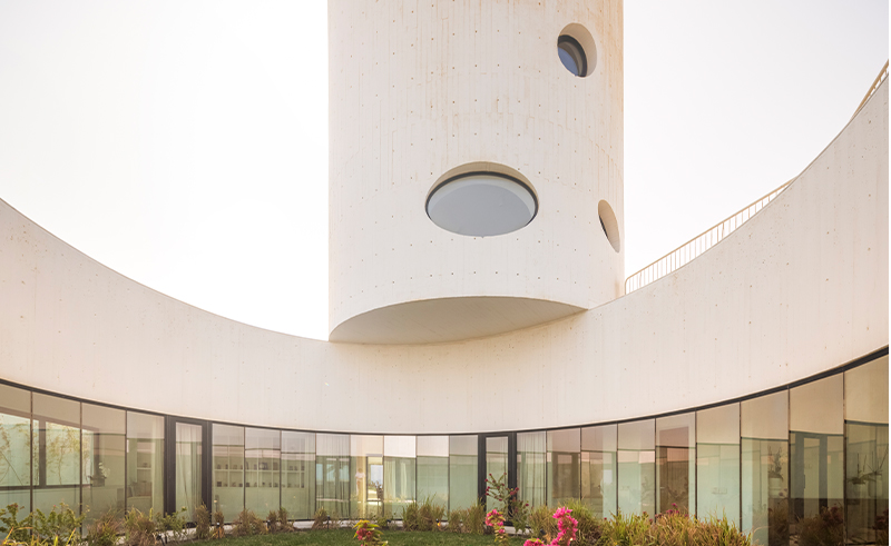 White Fortress: Kuwait’s Sculpted Coastal Residence by TAEP/AAP